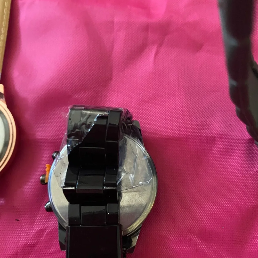 Set of Four Stylish Watches - Picture 11 of 13